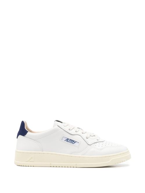 Sneakers uomo Autry Medalist bianche e blu in pelle con tallone a contrasto AUTRY | AULMBJ03