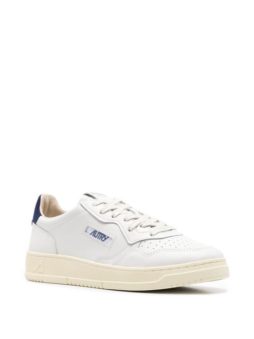 Sneakers uomo Autry Medalist bianche e blu in pelle con tallone a contrasto AUTRY | AULMBJ03