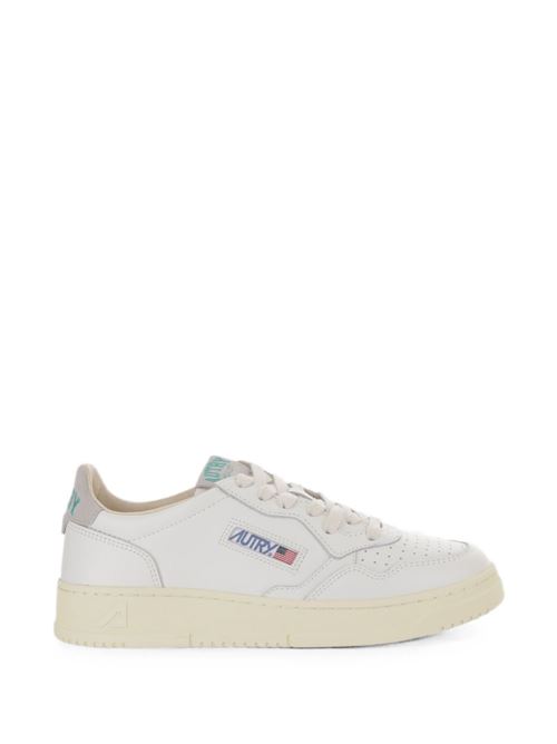 Sneakers uomo Autry bianche e grigie in pelle con scritta sul tallone AUTRY | AULMHJ01