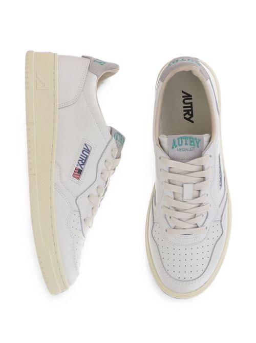 Sneakers uomo Autry bianche e grigie in pelle con scritta sul tallone AUTRY | AULMHJ01