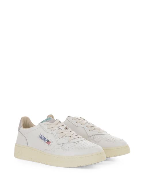 Sneakers uomo Autry bianche e grigie in pelle con scritta sul tallone AUTRY | AULMHJ01