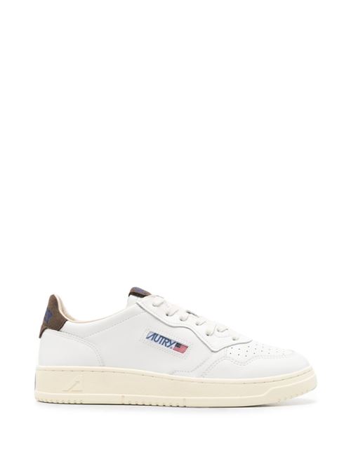 Sneakers uomo Autry bianche e marroni in pelle con scritta sul tallone AUTRY | AULMHJ03