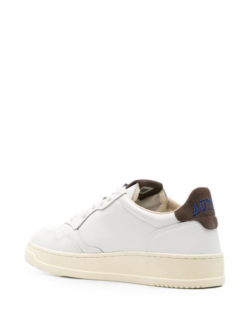 Sneakers uomo Autry bianche e marroni in pelle con scritta sul tallone AUTRY | AULMHJ03