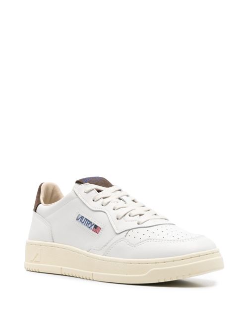 Sneakers uomo Autry bianche e marroni in pelle con scritta sul tallone AUTRY | AULMHJ03