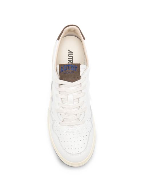 Sneakers uomo Autry bianche e marroni in pelle con scritta sul tallone AUTRY | AULMHJ03