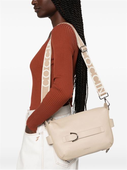 Borsa donna Coccinelle tracolla beige compatta con fibbia COCCINELLE | E1U6C150101N64