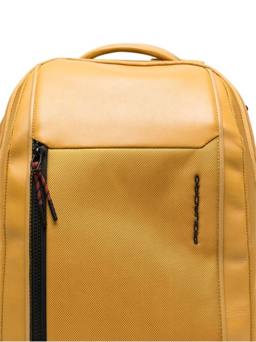 Zaino da viaggio senape porta pc in tessuto ricilcato Piquadro | CA6928S143BMG